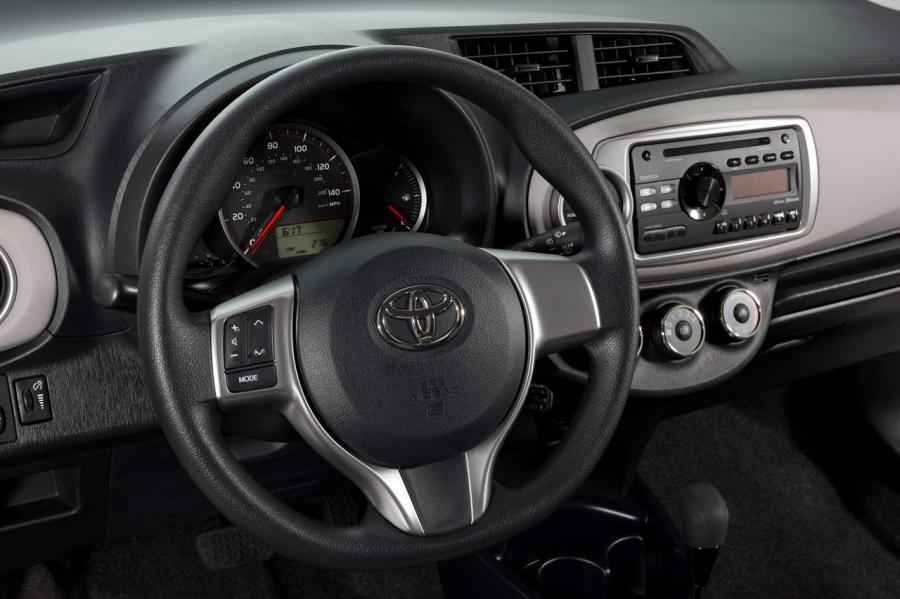  Toyota Yaris 2013 года  (фото 9 из 22)
